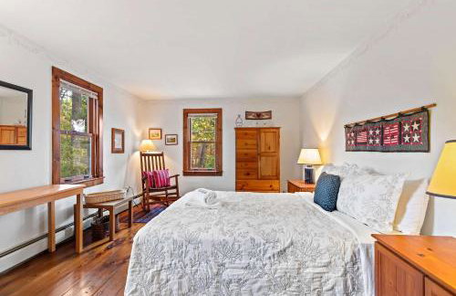 Waterfront on Swan Pond with Kayaks - Photo 19