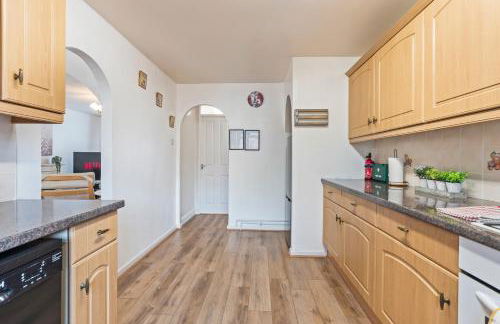 Spacious White House with parking, garden, Wi-Fi - Photo 29