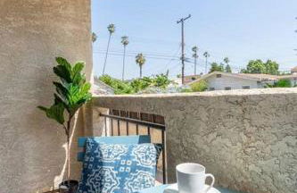 Modern 2BR Condo with King Bed & Balcony near LA - Foto 16