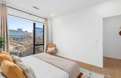 Penthouse Condo on River with Garage and Patio, Walk Downtown - Foto 24