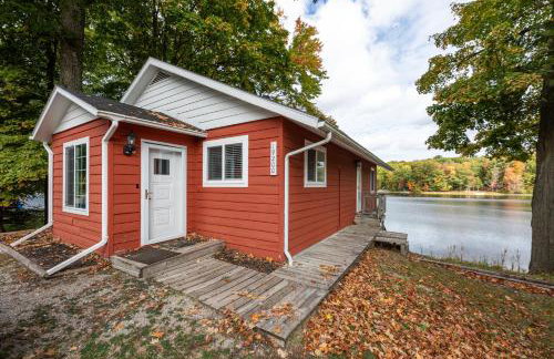 Bryan Lake Oasis in Downtown Lake Ann - Foto 65