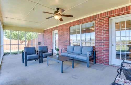 Relax Fireside! Poolside Oasis 3 Mi to Dtwn Sanger - Foto 20