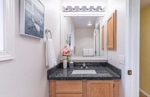 Spacious & Serene 6-Br Family Retreat in Kirkland - Photo 13