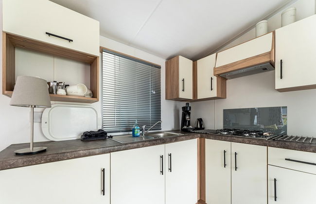 Relaxing Holiday Chalet by the Water in Grou - Foto 13