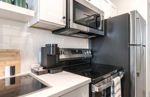 Bold and Bright Stay with Cher & Etta James Flair - Foto 14