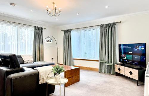 Golf View Spacious Bungalow 2 Bathrooms, Free Parking WiFi - Photo 1