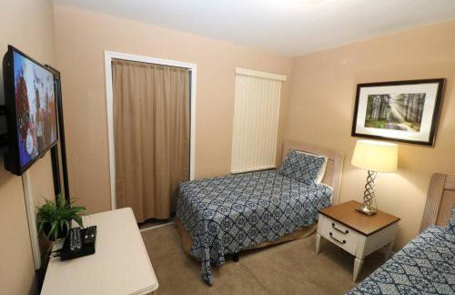 NEAR DIS & Sleeps 10! TWO King Master BR Suites, Bunks For The Kids, Private Patio, NO Steps, Pool, LOW Rates! - Foto 77