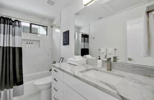 3BR 3BA Heart of SoCo, Private Deck Steps to Shops by Austin Vacay - Foto 15