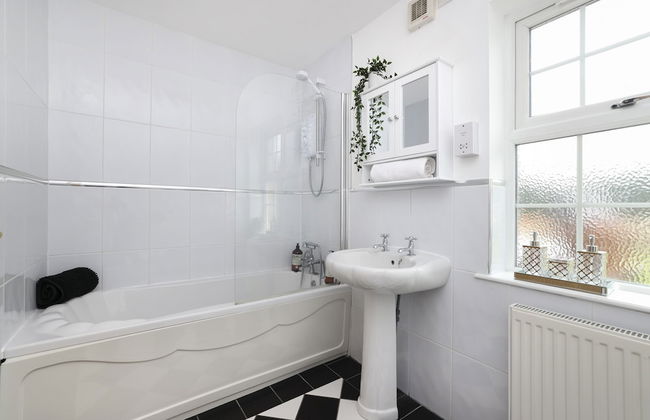 JOIVY Greenknowes Lodge With Hot Tub And Wood Burning Stove - Foto 32