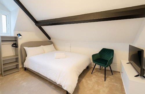 Stunning 5 bed house in enviable location - Photo 12