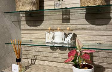 Newly Renovated 1-Bed Apartment with Private Patio - Foto 8