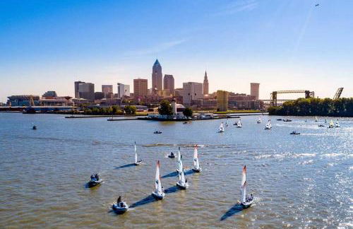 Spacious King Bed Suite at Antique Store - Foto 38
