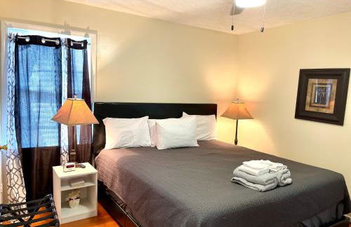 3 Bed 2 Bath House, Quiet & downtown Smart TVs in all rooms, Whole house to yourself - Foto 8