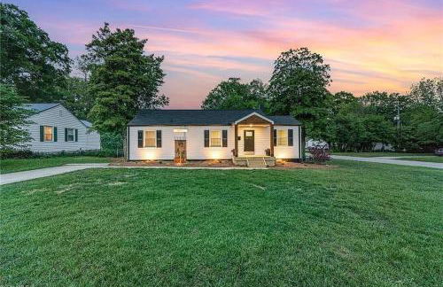 3BR Elam Retreat • Work & Rest - Photo 1