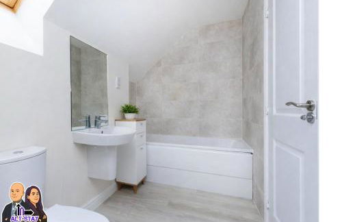 Kirkstall by Alt-Stay Contractor Accommodation - 4 Bed Contractor Home With Parking, Wi-Fi & Full Kitchen - Ideal For Long stays - Foto 11