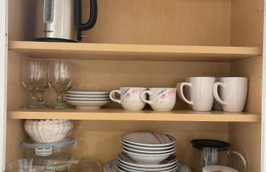 Brand New Guest Suite + Full Kitchen + Parking - Foto 7