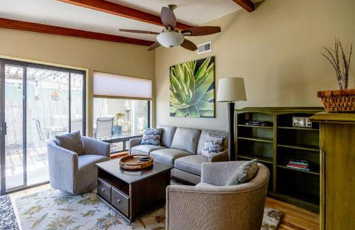 Seaside Garden Escape, A Stroll to the Beach! - Foto 6