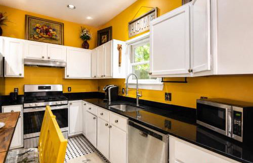 Dog-friendly home with large patio, W/D & central AC - Foto 47