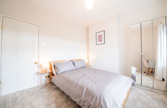 Host Stay Corner Cottage - Photo 9