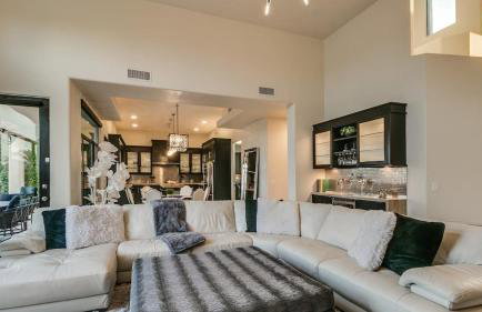 Luxury Contemporary Sanctuary w/ Pool and Views! - Foto 14