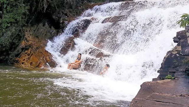 Desfrutando da cachoeira da Garganta