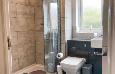 BrumStay - 4 Bedrooms TownHouse sleeps 6 with Driveway Parking and Garden - Foto 20