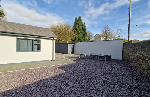 Modern & Spacious 5 Bedroom Bungalow with Parking Near Brecon Beacons & Bike Park Wales - Photo 6