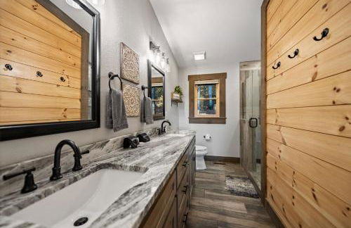 Chardonnay Chalet - Luxe Modern Chalet - Hot Tub, Wi-Fi, Fire Pit, Game Room, Amazing Deck - 15 min to Blue Ridge - Foto 26