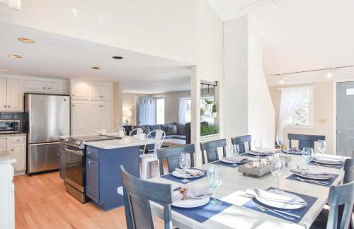 Beautiful Home Close to Ponds and Beach - Photo 10