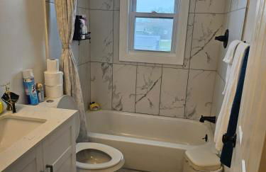 Cozy Roomy family sized apartment on major bus route close to all - Foto 20