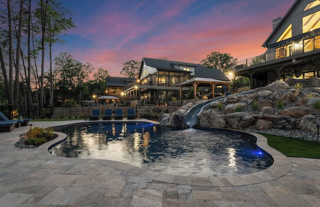 Gray Fox Lodge by Avantstay Waterslide Pool, Theater Sleeps 21 - Foto 58