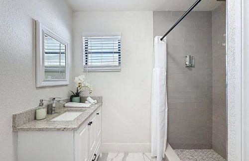 Newly Renovated | Minutes to Riverwalk & Beaches | Tampa Heights - Foto 16