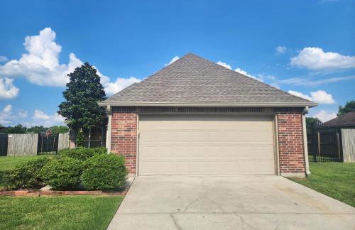 4BR 2BA Family Home On a Lake - Foto 25