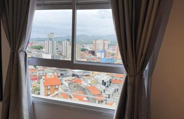 Studio 63 novo, luxuoso e completo com ar condicionado e cama Queen Size - Centro Mogi - Até 4 Pessoas - Foto 13