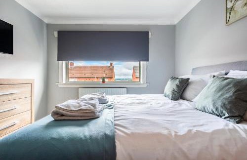 Scotia House -3 bed house in Larkhall with private driveway - Photo 5