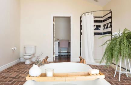 Historic & Secluded Estate on the Hudson River w/ Pool Sleeps 24 River House by Avantstay - Foto 65