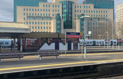 Vauxhall Central - Spacious 3-Bed Serviced Apartment- Balcony-Free Parking - Lift - Sleeps 7 - Foto 28