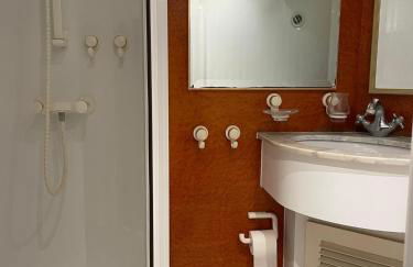 Waterfront Cozy two bedrooms - Photo 9