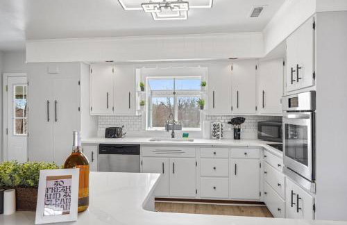 Comfort, Fun, & Charming - 5BR Oasis with Pool - Foto 65