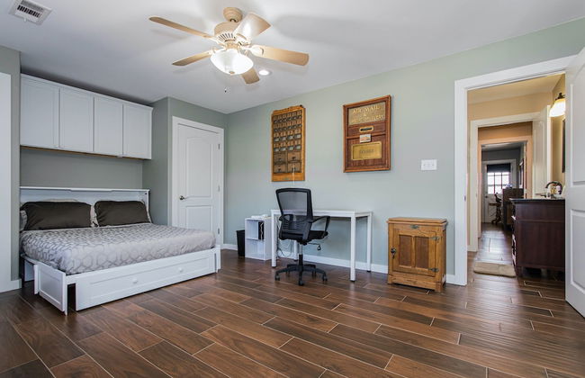 Waterfront 5 BR w/ Hot Tub Sleeps 13! - Foto 4