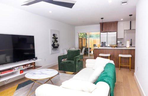 Luxe Retreat, Modern Gem with Private Backyard Oasis - Foto 10