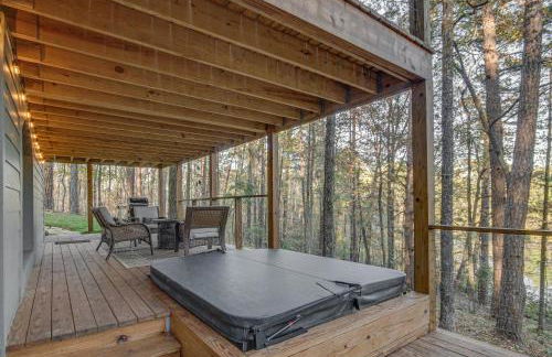 Waterfront Terry Home with 3 Decks and Hot Tub! - Foto 38