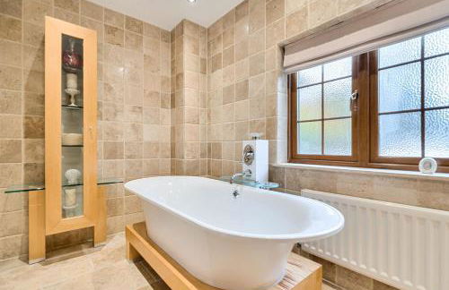 Kingswood 6 Bed Mansion, Tennis Court and Cinema - Foto 22