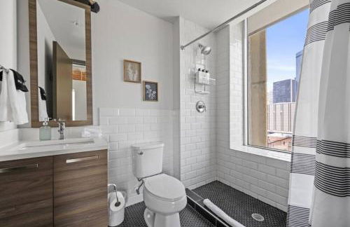 Stunning Downtown Apartment with Pool, Laundry, Parking - Foto 14