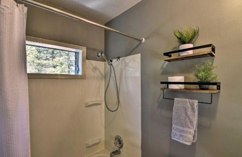 Woodsy Cabin Hideaway with Deck Hike, Fish, Escape - Foto 11