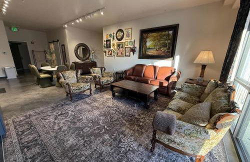 Stylish South Hill Retreat Queen Bed and Sofa Sleeper Full Kitchen Free Parking - Foto 12