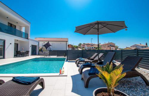 Villa Mina with a private pool in Pula - Photo 27