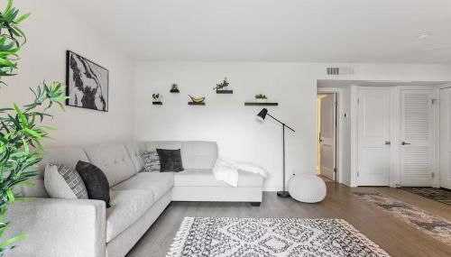 Stylish 1BR with KING Bed, Pool, Jacuzzi & Gym, Free Parking, Near UCSD - Foto 3