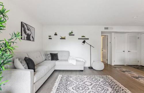 Stylish 1BR with KING Bed, Pool, Jacuzzi & Gym, Free Parking, Near UCSD - Foto 3