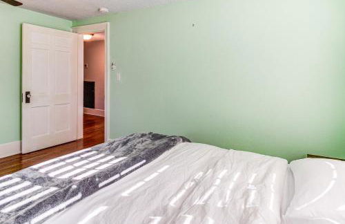 Pool, Patio and Putting Green Manchester Getaway - Foto 21